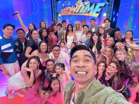 'It's Showtime's' debut episode on GMA trends worldwide .